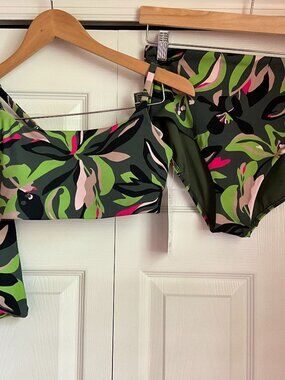 NWT Athleta High Waist Bottoms Med and 2 Scoop Bikini Tops SP